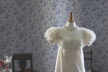 Weisses Kleid mit kleinen Puffärmeln