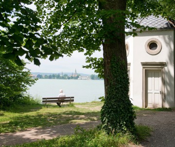 Der Park öffnet den Blick auf das gegenüberliegende Schweizer Ufer
