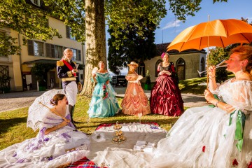 Historische Kostümgruppen flanieren im Park