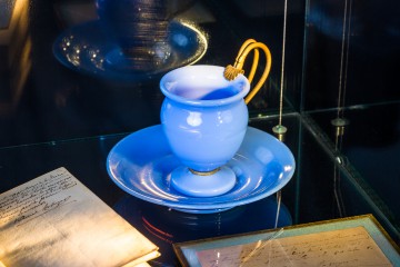 Die blaue Opalglastasse, aus der Hortense ihren letzten Schluck Tee trank
