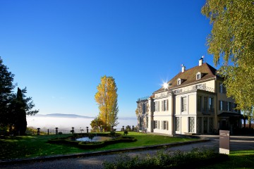 Das Schloss Arenenberg erhebt sich über dem Nebel