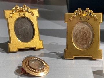 Verschiedene Medaillons mit Napoleons Haaren