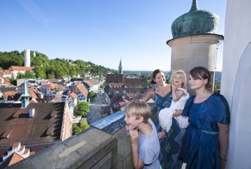 Eine Familie auf dem Blaserturm in Ravensburg